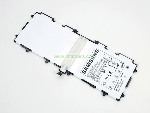 取出電池前要把周圍的帶狀電纜先拔出來，這個比較容易。Galaxy Note 10.1的電池容量為7000mAh,3.7V，預(yù)計續(xù)航時間8小時左右，重約136克，占據(jù)了整體重量的23%。不過為了減少機身厚度，電池做得很薄。