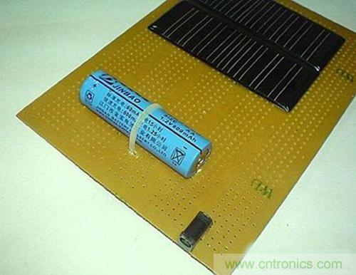微型太陽能供電板DIY，給手電筒收音機(jī)供電