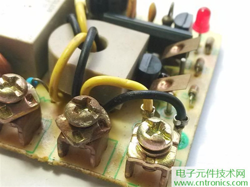 漏電保護(hù)器拆解：結(jié)構(gòu)有差異，做工不錯(cuò)