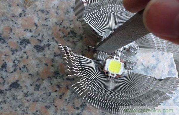 變廢為寶！風(fēng)扇散熱器變身山寨LED燈
