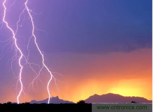 【導(dǎo)讀】處于空間變化的強(qiáng)電磁場(chǎng)中的物體，由于電磁感應(yīng)，在其內(nèi)部就會(huì)產(chǎn)生很高的感應(yīng)電動(dòng)勢(shì)，很容易造成意外?，F(xiàn)在家用電器的也采取了各種相應(yīng)的防護(hù)措施，特別是雷電的防護(hù)，不要以為在家里的電器就不怕雷電哦，“家里”也不安全的，所以雷天下電器防雷常識(shí)還是不可少的。  家用電器的防護(hù)，除了避免人為損壞外，諸多不可抗力因素所帶來(lái)的損壞也要采取相應(yīng)的防護(hù)措施，特別是雷電的防護(hù)。雷電流在50～100微秒的時(shí)間內(nèi)，從０變化到幾萬(wàn)安，再由幾萬(wàn)安變化到０，在其周圍空間會(huì)產(chǎn)生瞬變的強(qiáng)電磁場(chǎng)。處于空間變化的強(qiáng)電磁場(chǎng)中的物體，由于電磁感應(yīng)，在其內(nèi)部就會(huì)產(chǎn)生很高的感應(yīng)電動(dòng)勢(shì)。以前，由于它的成災(zāi)概率極小，沒(méi)有引起人們的注意，但隨著微電子技術(shù)的重大進(jìn)展，超大規(guī)模集成電路誕生，它的能耗小、靈敏度極高等特點(diǎn)，使得其容易被損壞。          在建筑物內(nèi)，大量布設(shè)著各種導(dǎo)體線路。當(dāng)建筑物遭受雷擊或其周圍發(fā)生雷擊時(shí)，雷電流將在建筑物內(nèi)部空間產(chǎn)生瞬態(tài)磁場(chǎng)脈沖，這種磁場(chǎng)脈沖干擾上述回路后，將在回路中感應(yīng)出瞬態(tài)過(guò)電壓，危及這些回路相連的設(shè)備。雖然建筑物做好了防雷措施，但建筑物不可避免的會(huì)出現(xiàn)露洞。比如大面積的門(mén)窗可以讓電磁波入侵來(lái)去自由，輸電線路引雷入室等等。甚至有些電器還是露天使用的，因此應(yīng)做好電器防雷。 6   電力系統(tǒng)因其裸露而置于高空，是最易遭受雷擊的。20世紀(jì)初，在電力系統(tǒng)應(yīng)用到輸電線中上時(shí)創(chuàng)造了避雷線，即接閃器是一根或兩根架設(shè)在輸電線上方的接地鋼線，也就是前面所稱的“避雷線”。由于它簡(jiǎn)單有效，所以在房屋建筑上也推廣了這種形式的接閃器，將它安裝在房屋上容易發(fā)生雷擊的地方，起到避雷的作用。現(xiàn)在許供電線路采用地下電纜，對(duì)防雷有了很大的幫助。但高壓運(yùn)輸還是必須架空明線，因此，必須使用避雷線。          人們通常用過(guò)壓保護(hù)器來(lái)保護(hù)電器。其防雷原理是：這種保護(hù)器有兩個(gè)端口，電器電源火線與零線分別各接保護(hù)器的一個(gè)端口，每個(gè)保護(hù)器另一端再接地，通過(guò)間隙擊穿達(dá)到對(duì)地放電的目的。在正常工作電壓下，避雷器間隙不會(huì)被擊穿，當(dāng)過(guò)電壓沿導(dǎo)線傳過(guò)來(lái)危及被保護(hù)設(shè)備的過(guò)電壓時(shí)，避雷器間隙很快被擊穿，對(duì)地放電，使大量的電荷都泄入到大地，從而限制了被保護(hù)設(shè)備的輸入電壓，起到了保護(hù)設(shè)備的作用。過(guò)電壓過(guò)去以后，間隙能迅速恢復(fù)，使電器正常工作。一些高檔的電器自帶保護(hù)器，但是還有許多的電器沒(méi)有這一裝置。因此，應(yīng)在入戶電線接上保護(hù)器。在雷暴天氣時(shí)，如果沒(méi)有特別的用電要求，最好將入戶總閘關(guān)閉。          微電子技術(shù)的發(fā)展，用電器大量使用集成電路。雷電發(fā)生時(shí)的電磁效應(yīng)是集成電路的克星。而現(xiàn)在使用集成電路最多的莫過(guò)于計(jì)算機(jī)了，為了防止電磁感應(yīng)對(duì)其的破壞，計(jì)算機(jī)的主機(jī)外殼一般由金屬制成。利用金屬的靜電屏蔽和對(duì)電磁波的趨膚效應(yīng)，對(duì)防止感應(yīng)雷有很好的效果。