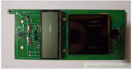 圖5：移開(kāi)電池后的PCB另一面。