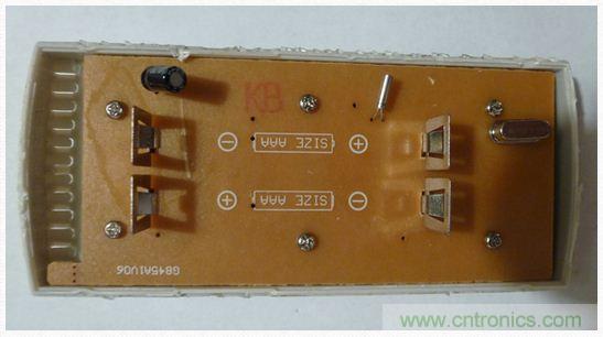 圖4：移開(kāi)電池后的PCB同一面。