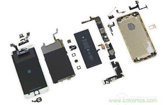 iPhone 6 Plus完全拆卸后可以看到，該產(chǎn)品在較小的空間容納了大量硬件。（來源：iFixit）