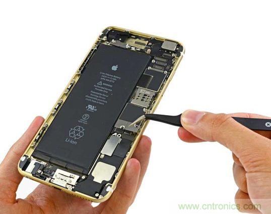 與iPhone 5S相比，電池尺寸更大，電池效率提高了16%。整部手機看起來就像一件藝術(shù)品，但看不到太多的內(nèi)部構(gòu)造。（來源：iFixit）