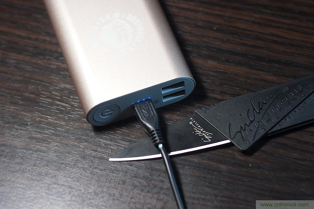 移動(dòng)電源也玩雙引擎？快到你想象不到