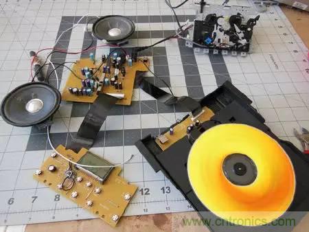 廢舊收音機如何變身成酷炫機器人？