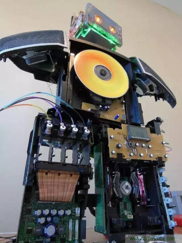 廢舊收音機如何變身成酷炫機器人？