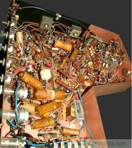 1948年Motorola的VT-71「Golden View」7吋電視機就是采用點對點接線。（圖片來源：Wikimedia/Westernelectric555）
