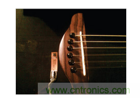  安裝到Fender Stratacoustic吉它上的加速度計(jì)。