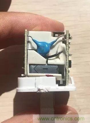 拆了個電容之后，我的iPhone也會自動訂房了