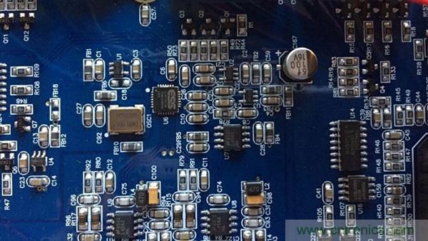 如何“布局”電路上的貼片電容才會降低寄生電感？