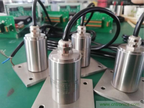 振動(dòng)傳感器的機(jī)電變換原理？主要的分類有哪些？