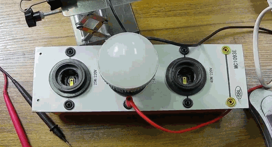 電燈泡內(nèi)通有交流電，為什么看不到燈泡在閃爍？