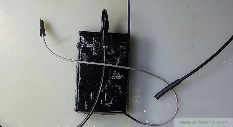電燈泡內(nèi)通有交流電，為什么看不到燈泡在閃爍？