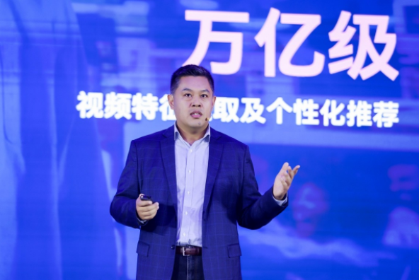 數據洪流下的算力突圍：英特爾以生態(tài)之力破局AI規(guī)?；? width=