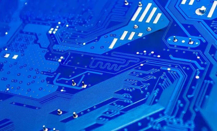 如何決定 PCB 中差分對(duì)的過孔阻抗？